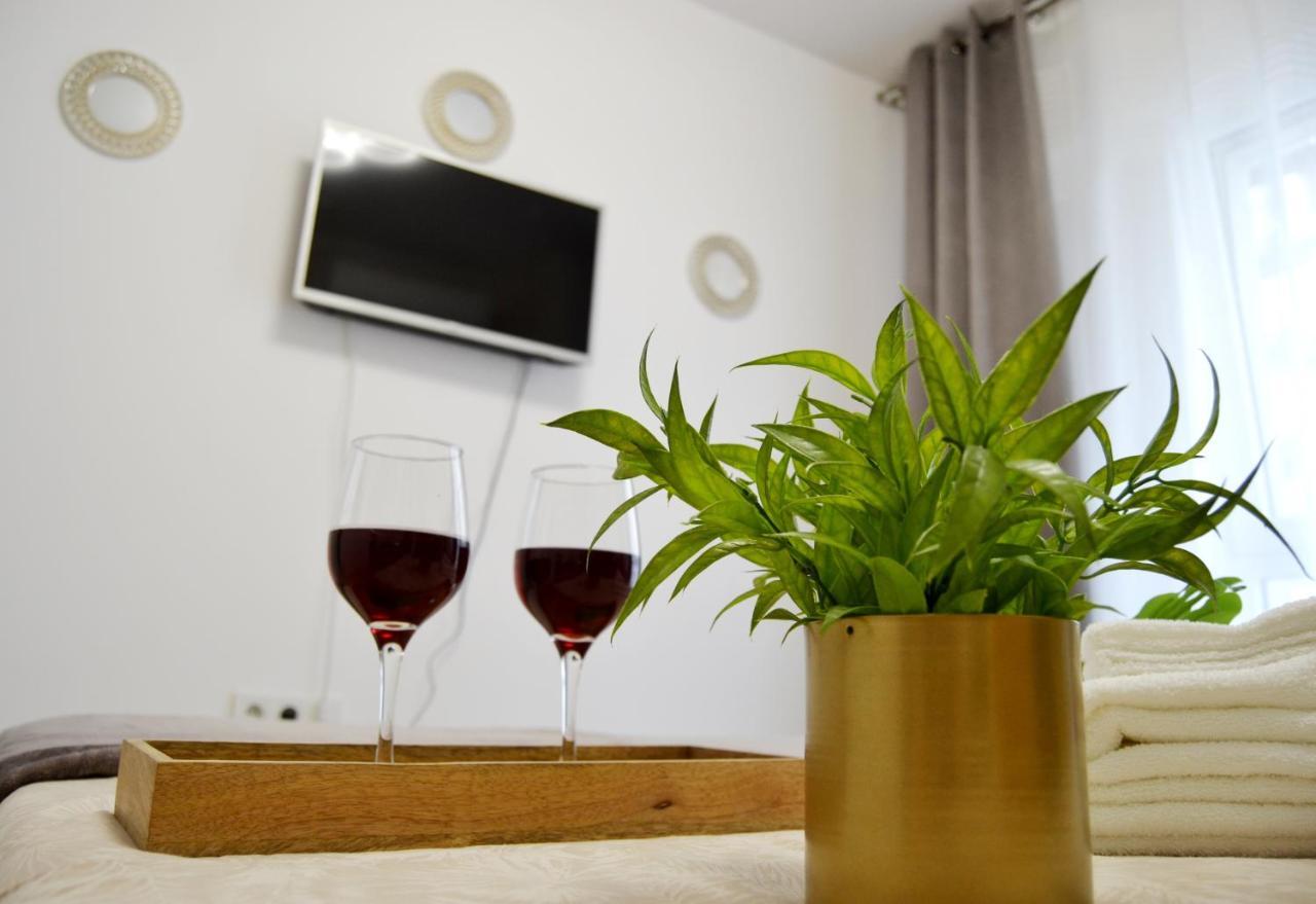 Sunshine - New & Quiet 1Br Apt, Business Area, Close To Airport, Highway A3, Subway بوخارست المظهر الخارجي الصورة